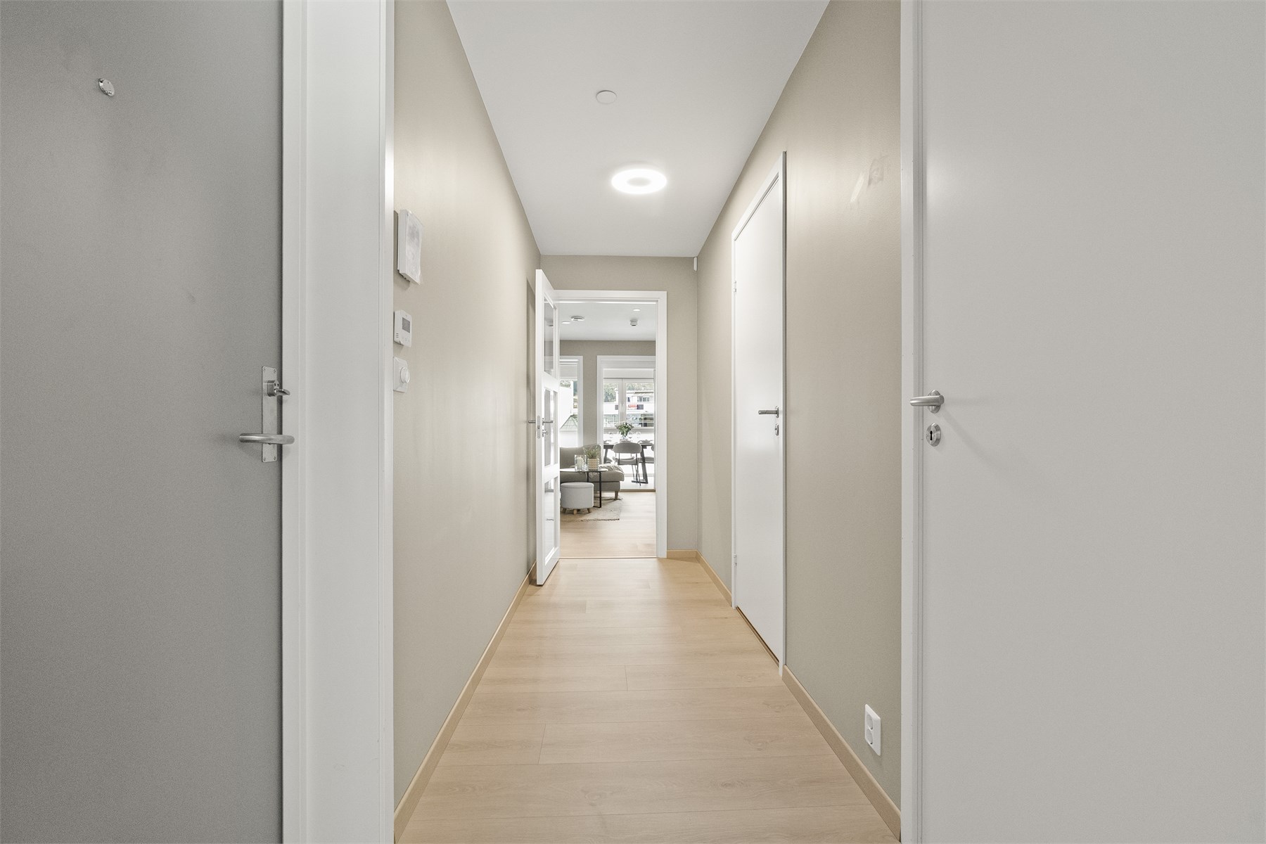 - Det er vannbåren gulvvarme i entré, stue/kjøkken og på bad som gir lave oppvarmingskostnader -