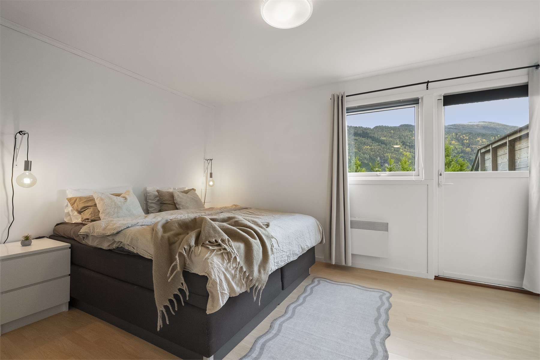 - Romslig soverom med utgang til terrasse -