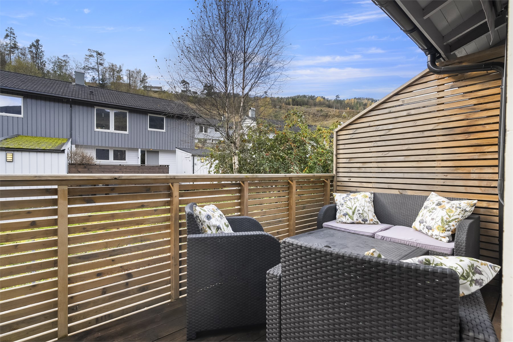 - Solrik og skjermet terrasse på 8m². Rekkverket er nylig byttet -