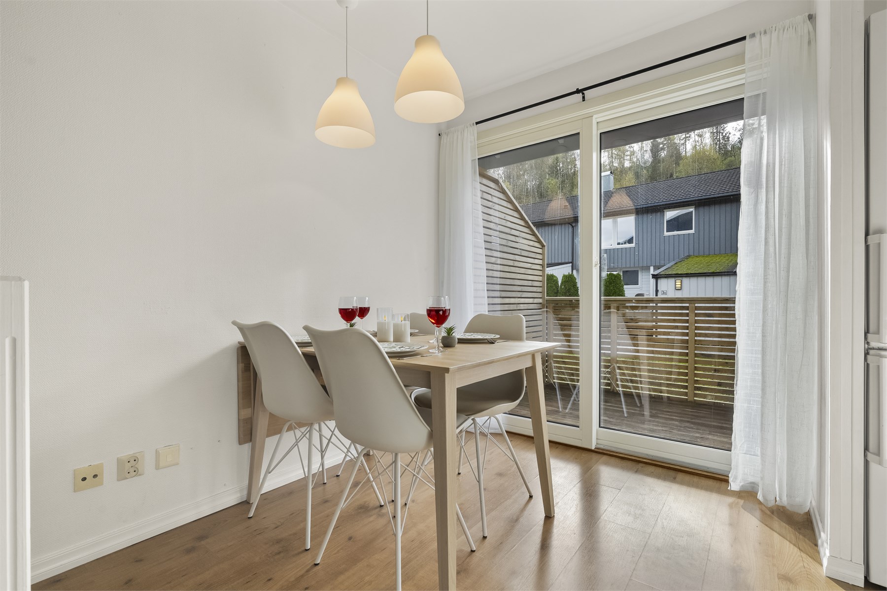 - Fra spisestue er det utgang til terrasse - 