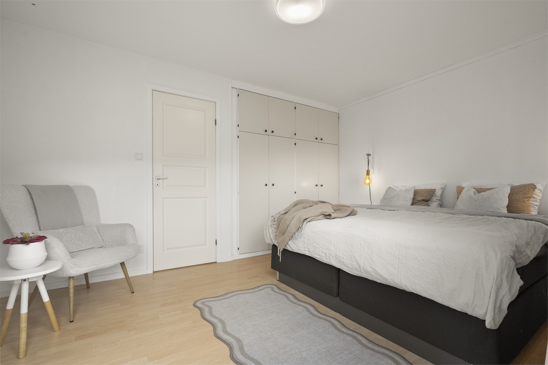 - Soverommet har garderobe med god plass til oppbevaring - 