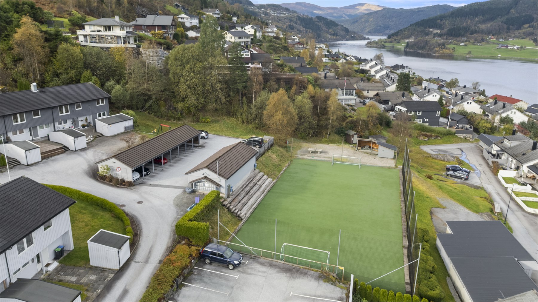 - Andelen har fast parkeringsplass ute på fellesareal -