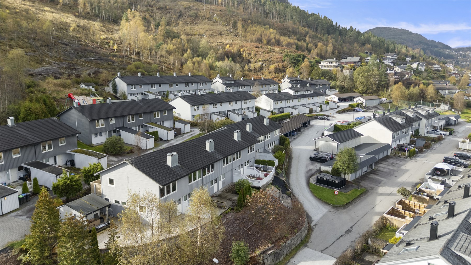 - Tak, takrenne og vinduer ble skiftet i 2012 i regi av borettslaget -