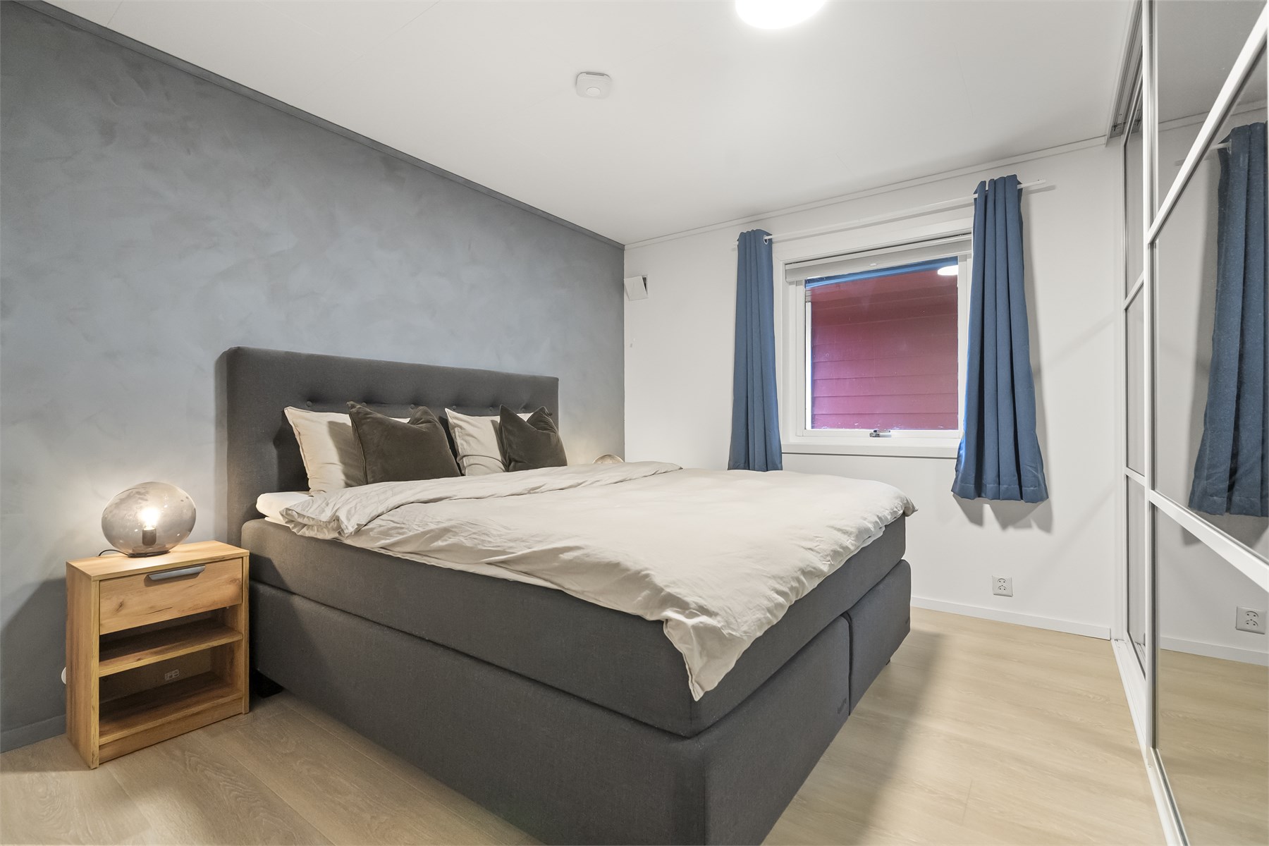 - Soverom 2 med skyvedørsgarderobe med speil - 