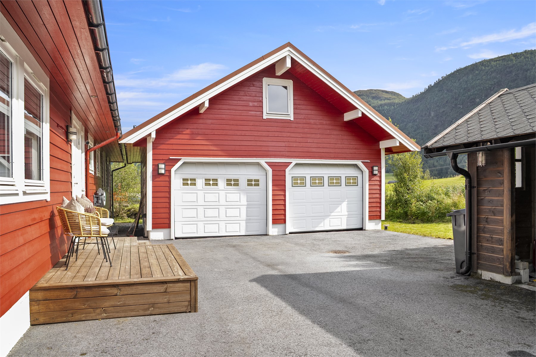 - Dobbel garasje med loft fra 2009. Tunet ble asfaltert i 2020 -