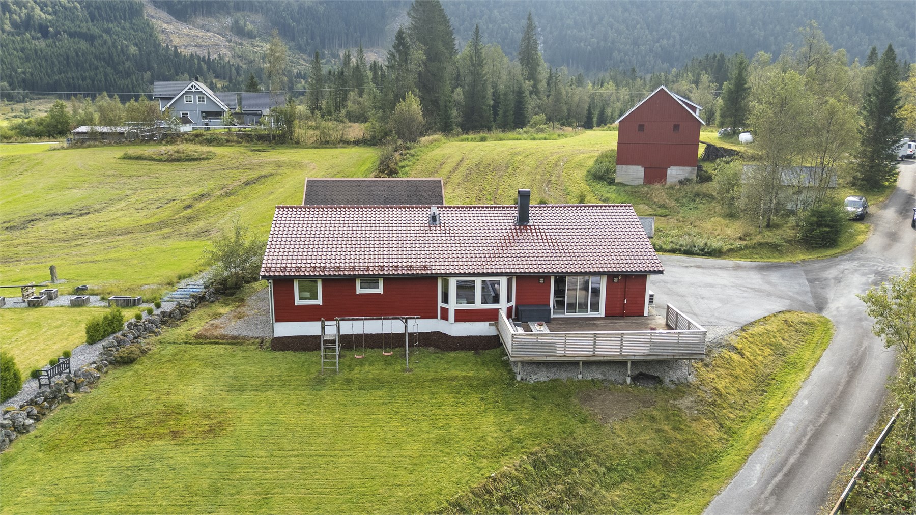 - Eiendommen ligger ca 7 km fra Førde sentrum og er ypperlig for både voksne og barnefamilier - 