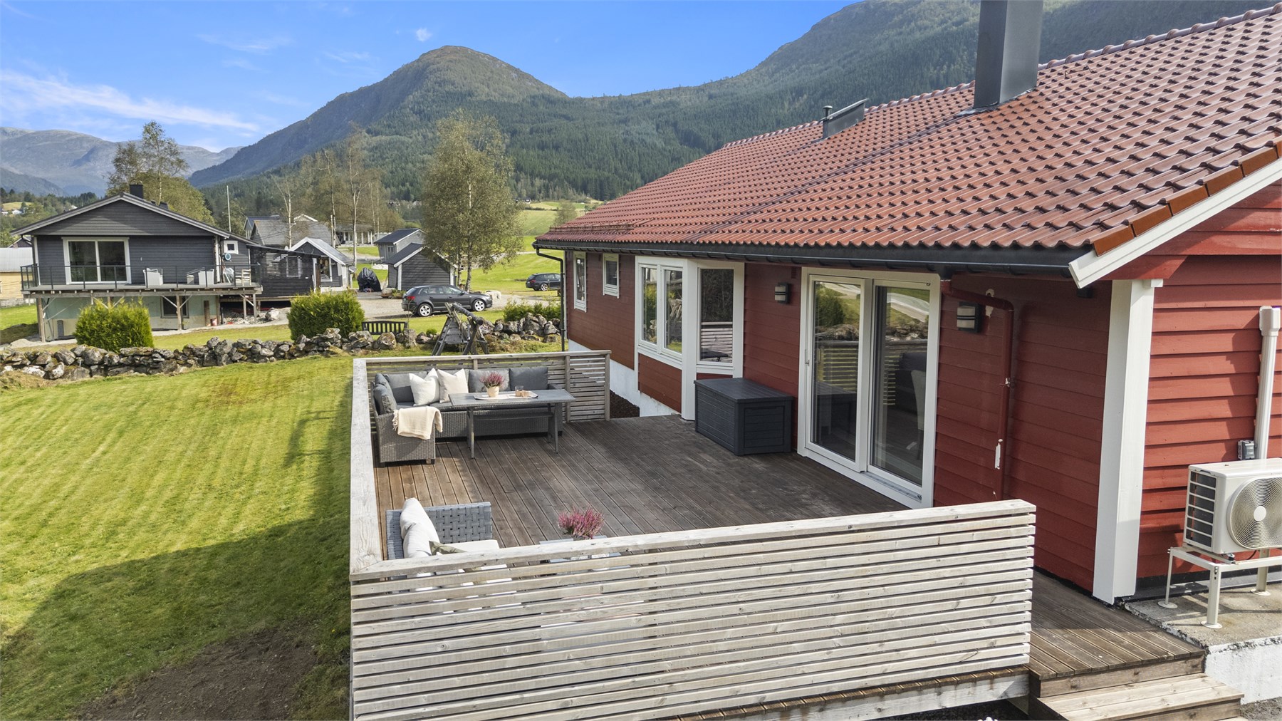 - Fra stue/spisestue er det utgang til terrasse på 39m2 og stor hage med rikelig boltreplass! -