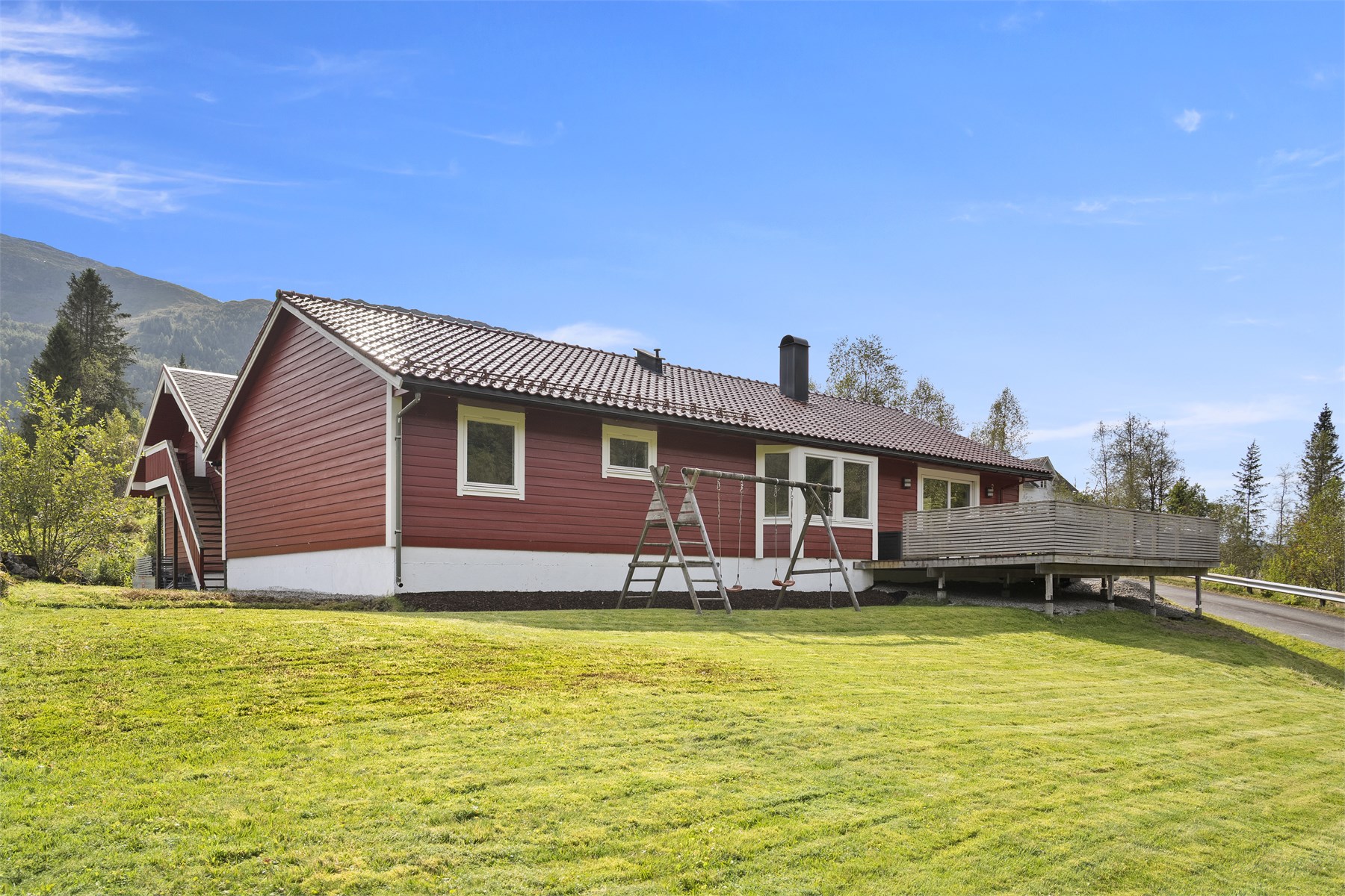 - Terrassen ble bygget i 2022 og har royalimpregnerte terrassebord og rekkverk - 