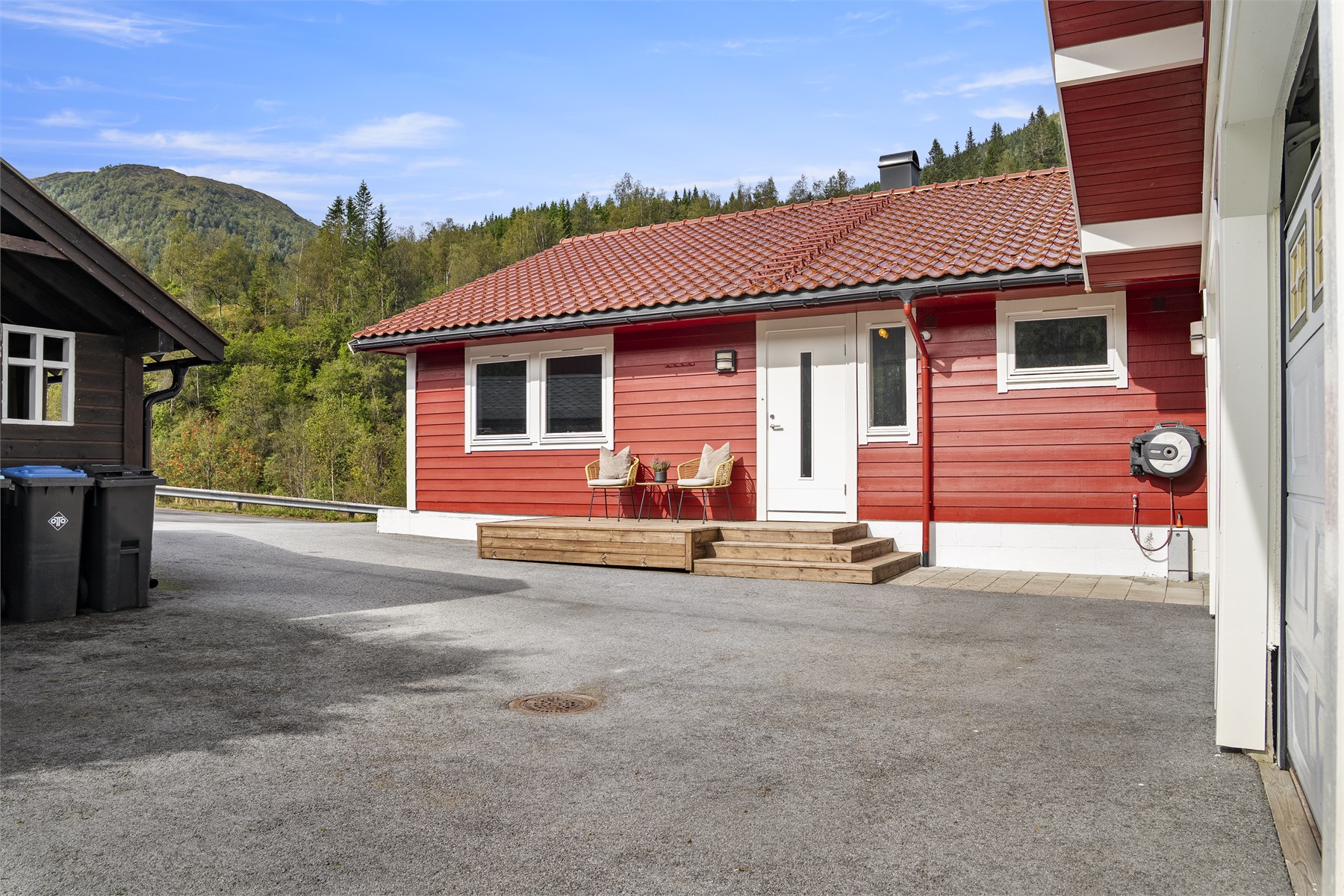 - Hyggelig inngangsparti med platting på 7m2 - 