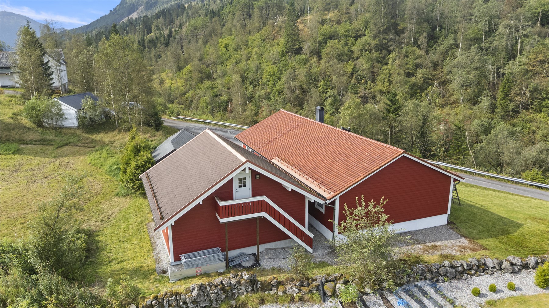 - Adkomst til garasjeloft via trapp på baksiden - 