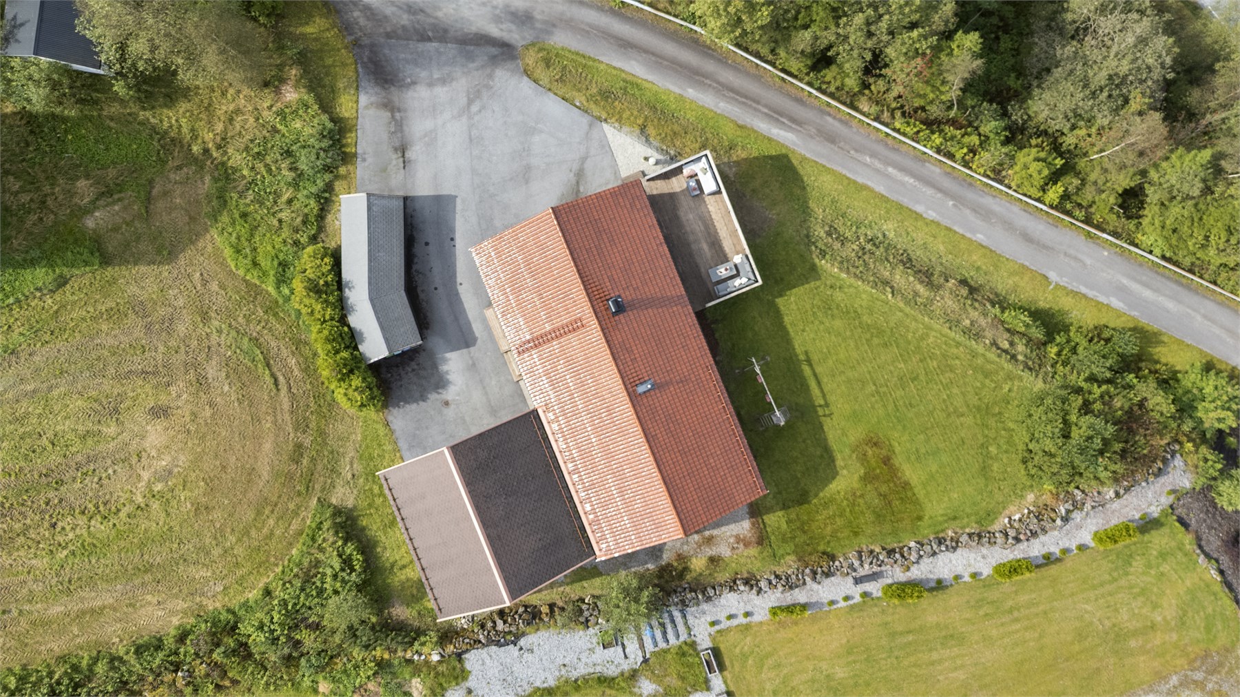- I 2020 ble det lagt ny masse på tunet og ny asfalt - 