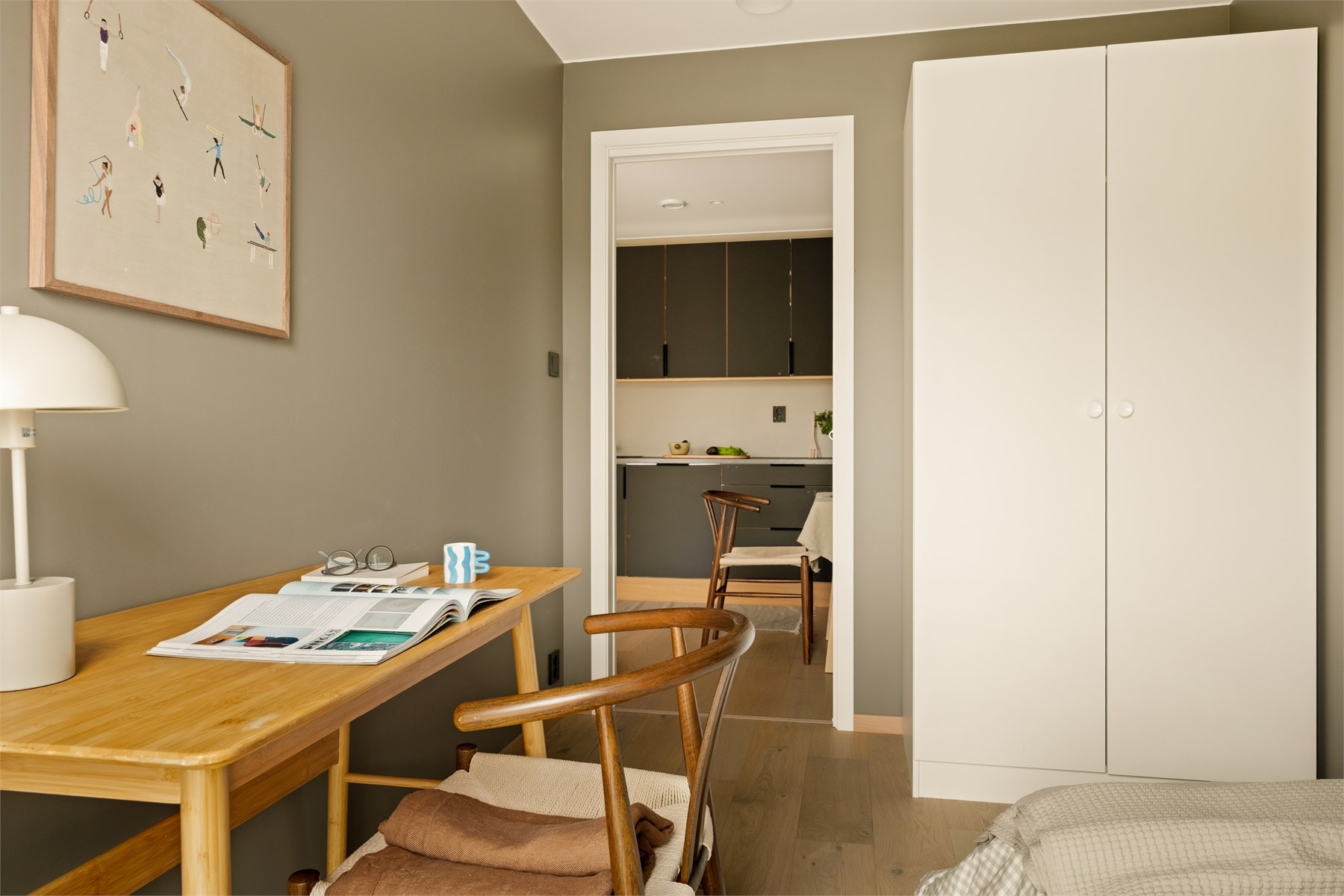 Soverom nummer to er ca. 7,3 m² og passer godt som barnerom, gjesterom eller hjemmekontor.