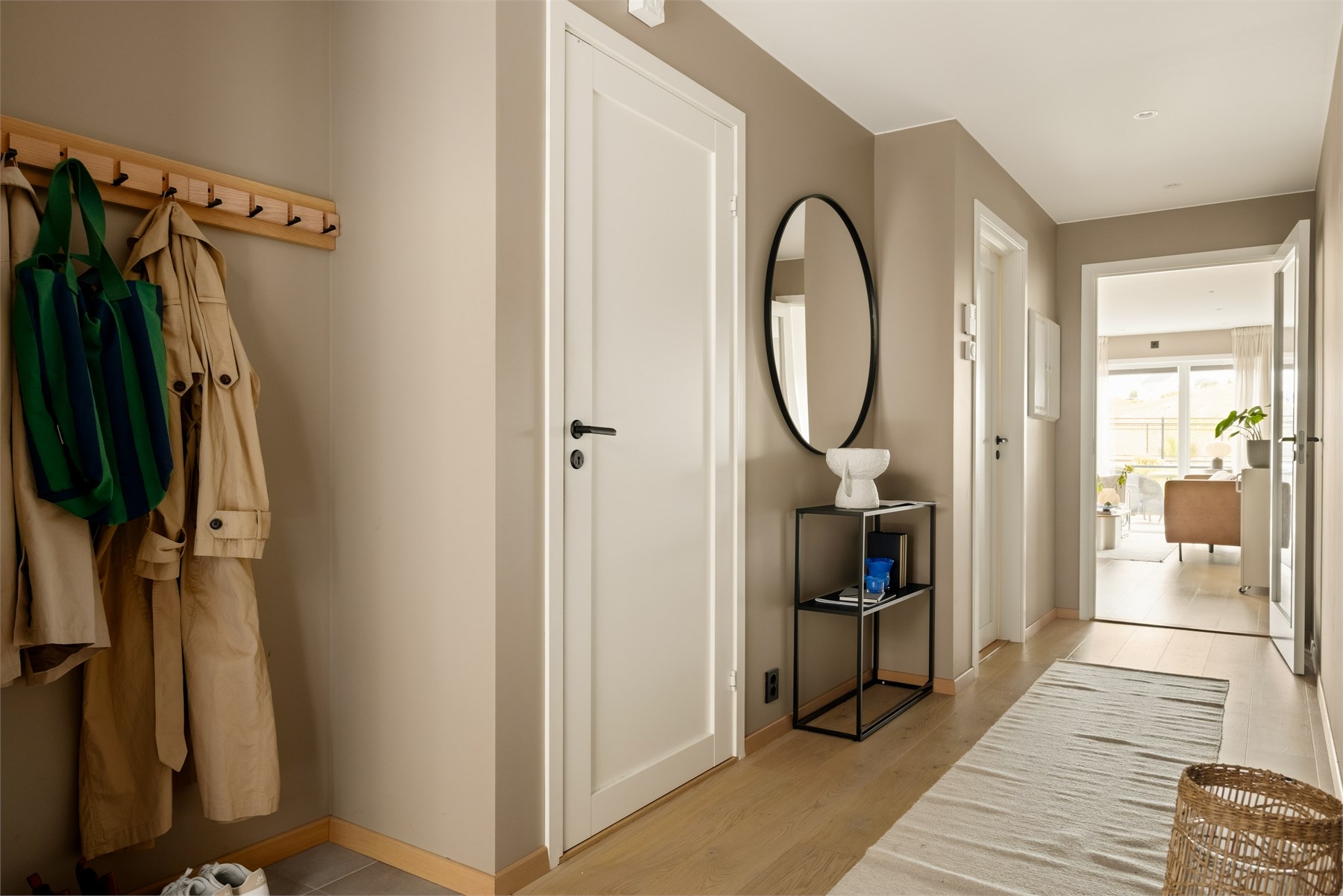 Velkommen inn! En romslig entré på ca. 9,8 m² med vannbåren gulvvarme ønsker deg velkommen hjem.