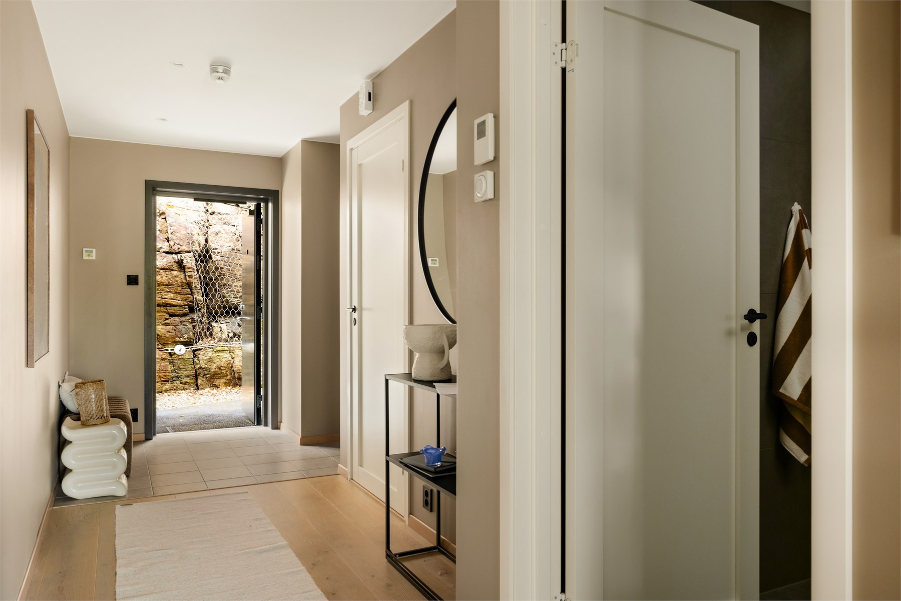 Leiligheten har en innvendig bod på ca. 2,9 m², i tillegg til en ekstern bod på 12 m² i kjelleren – gode oppbevaringsmuligheter.