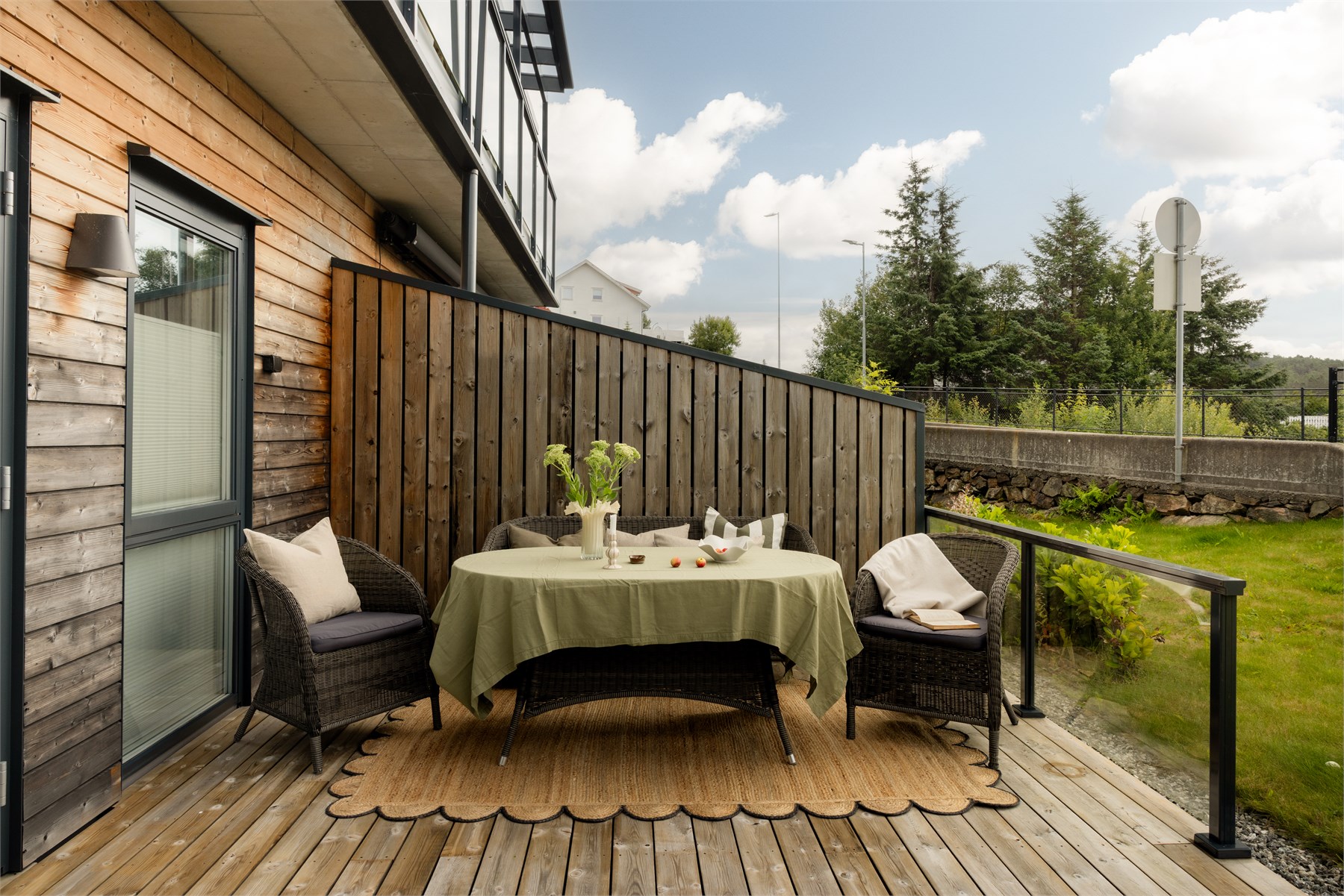 Fra stuen har du direkte utgang til en herlig markterrasse på ca. 19 m² – en naturlig forlengelse av oppholdsrommet.