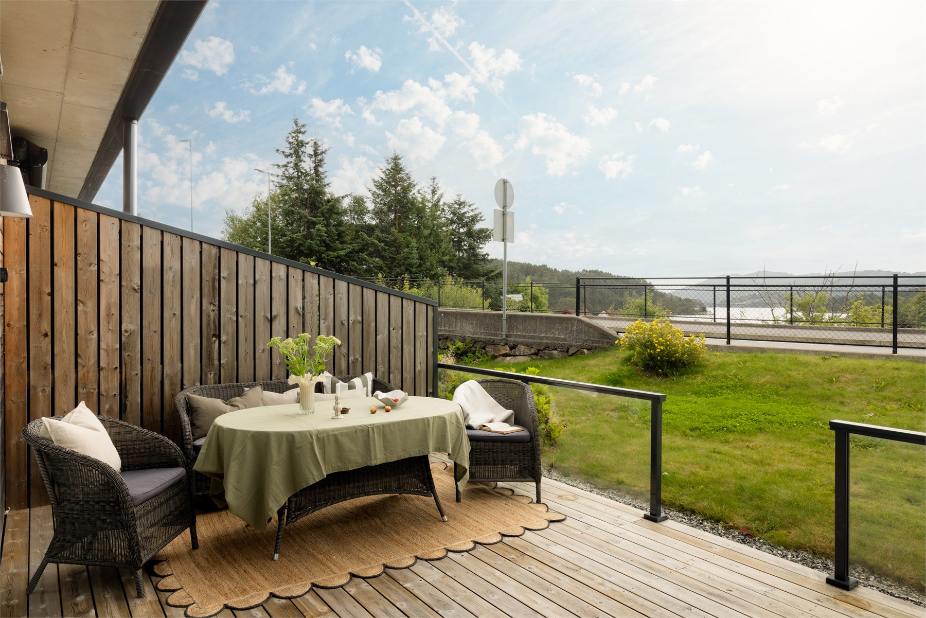 Fra terrassen er det trappefri adkomst til et flott, inngjerdet felles hageområde med epletrær, lekeplass og grønne omgivelser.