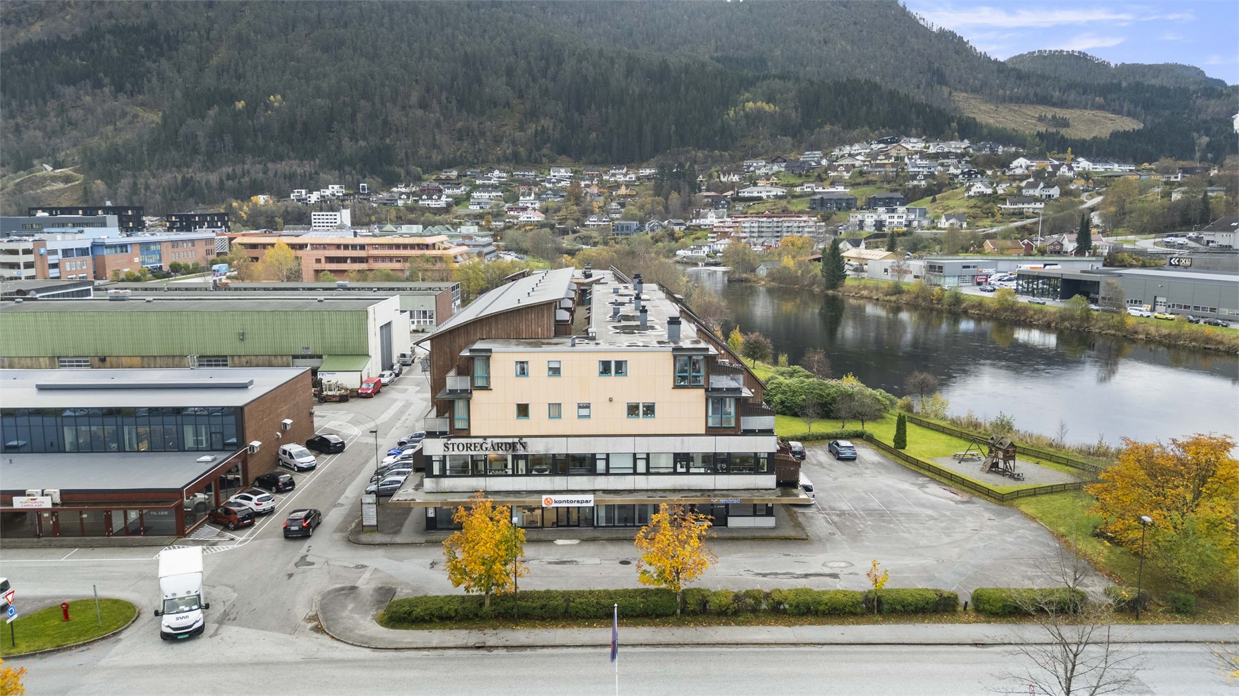 - Sameiet har en svært rolig og fin beliggenhet ved Jølstra, like utenfor sentrumskjernen - 