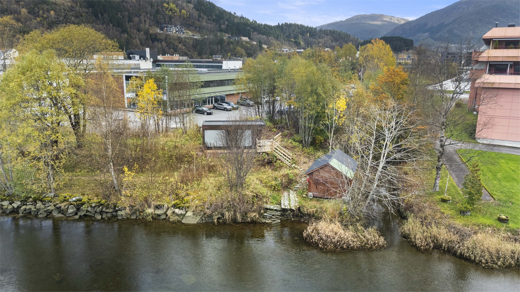 - Førde Sauna ligger like i nærheten – perfekt for avslappende stunder og et forfriskende bad året rundt -