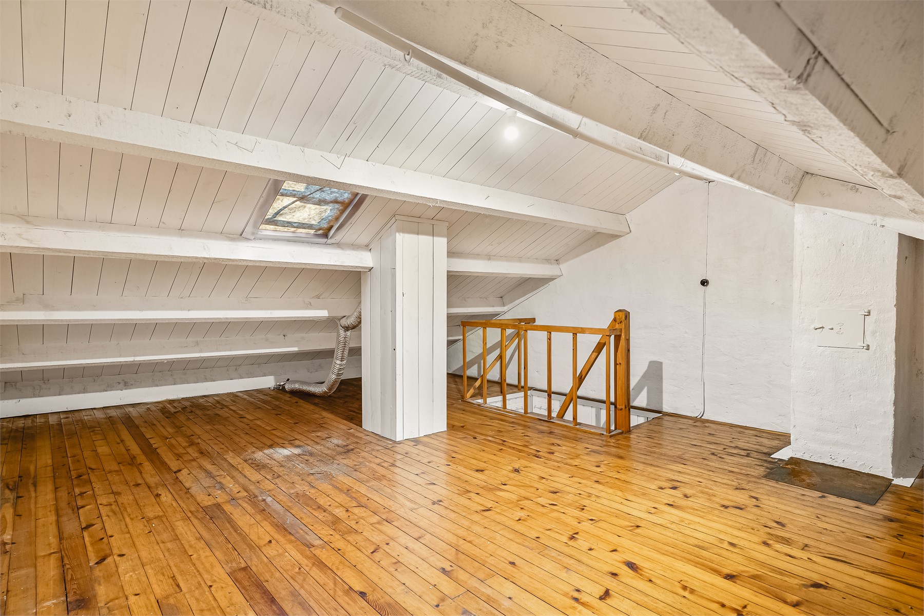 Uinnredet loft på 11 m² med et gulvareal på 35 m². Rommet er ikke omsøkt og er ikke godkjent for varig opphold.