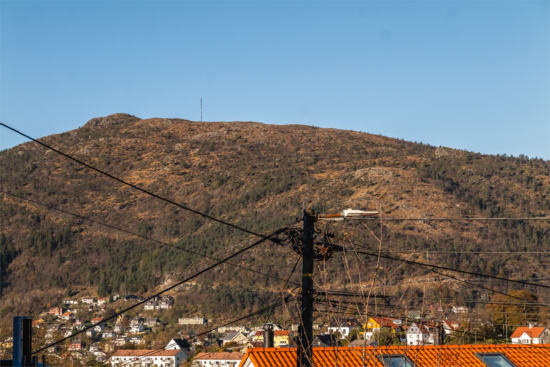 Flott utsikt mot byfjellene som også kan nytes fra hage.