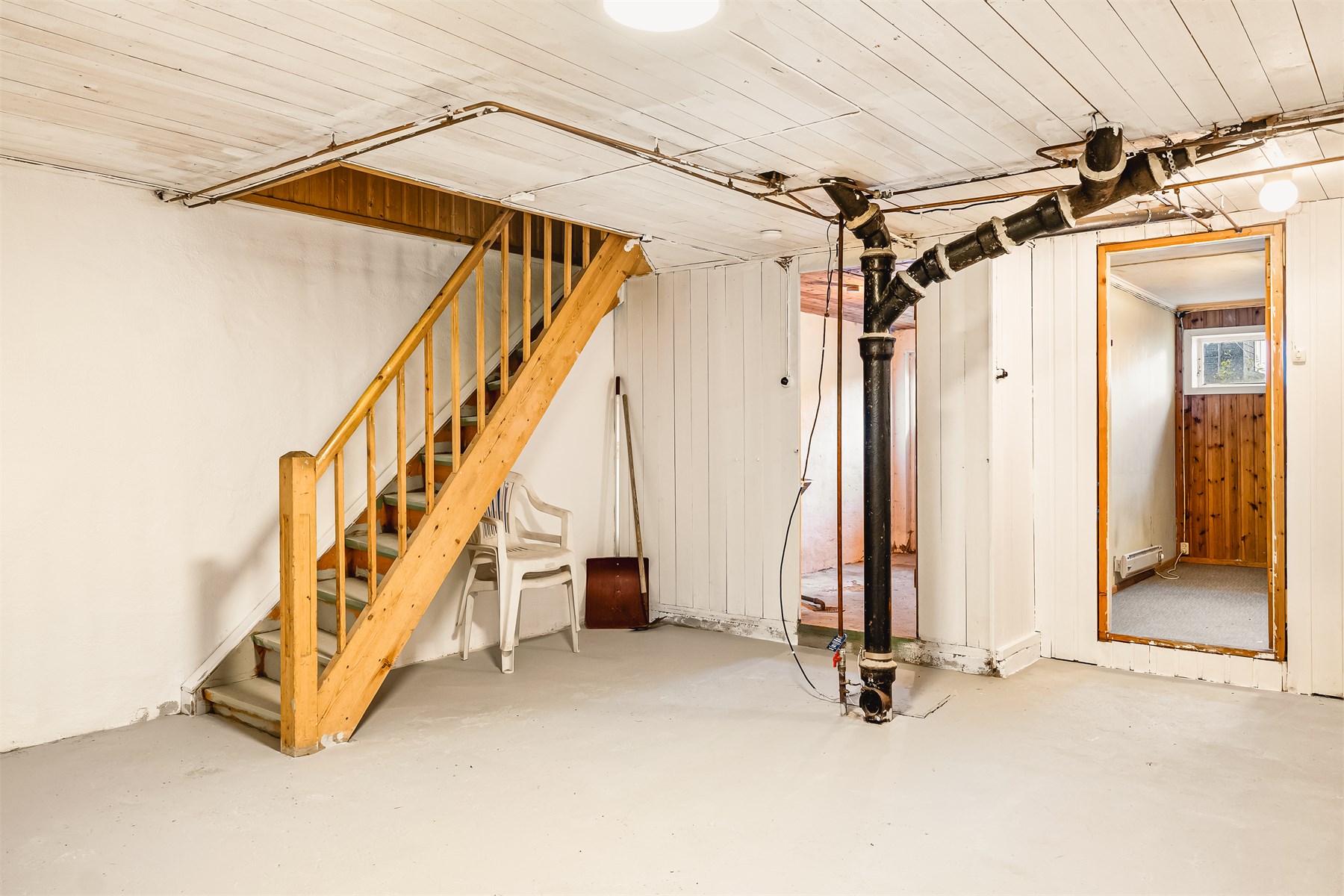 Underetasjen består av uinnredet kjellerrom m/trapp (26 m²), vaske-og tørkerom (10m²) samt hobbyrom (7m²).