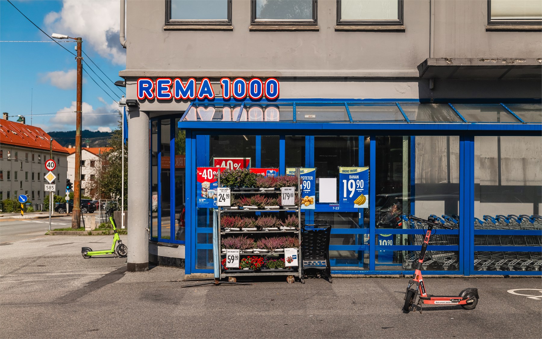 Dagligvarehandelen gjøres enkelt hos Rema 1000 Landås eller Rema 1000 Nattland, begge innen kort gangavstand fra boligen.