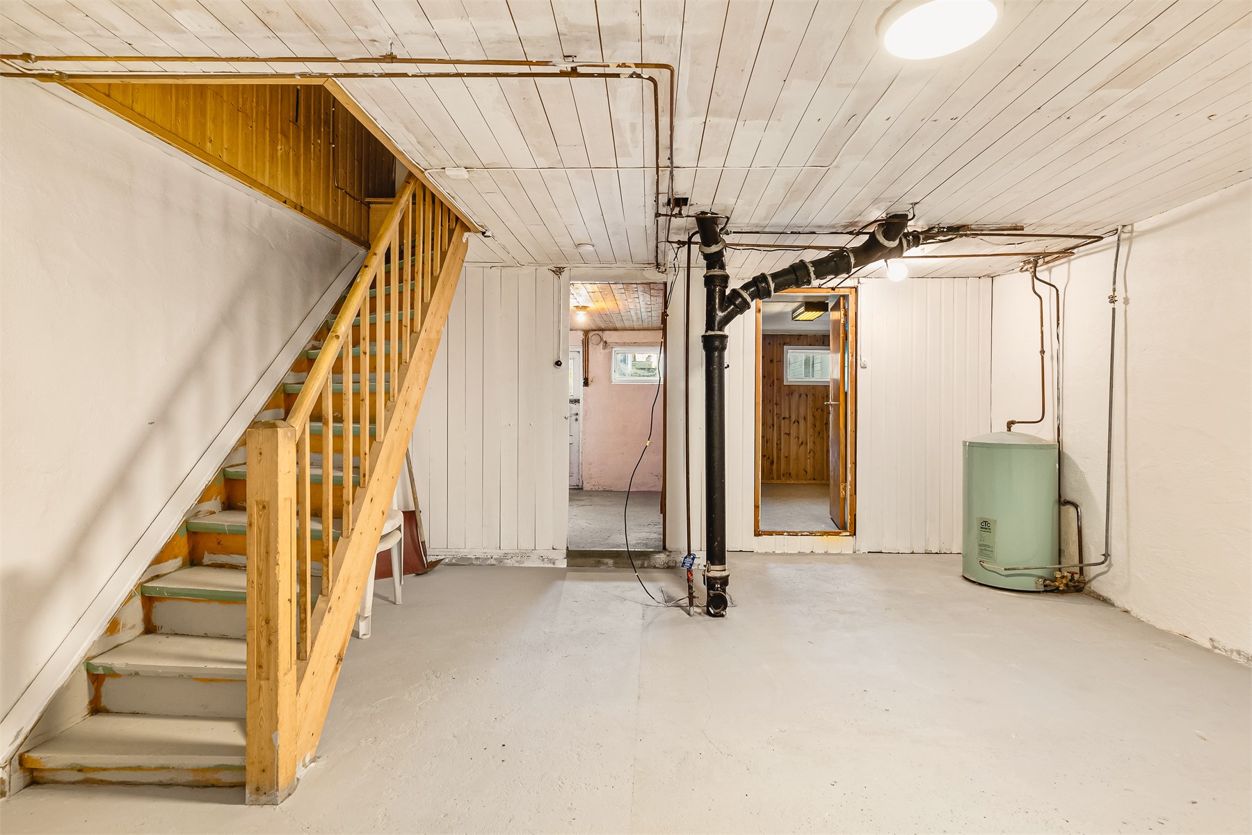 120 liters varmtvannstank plassert på kjellerrom m/trapp.