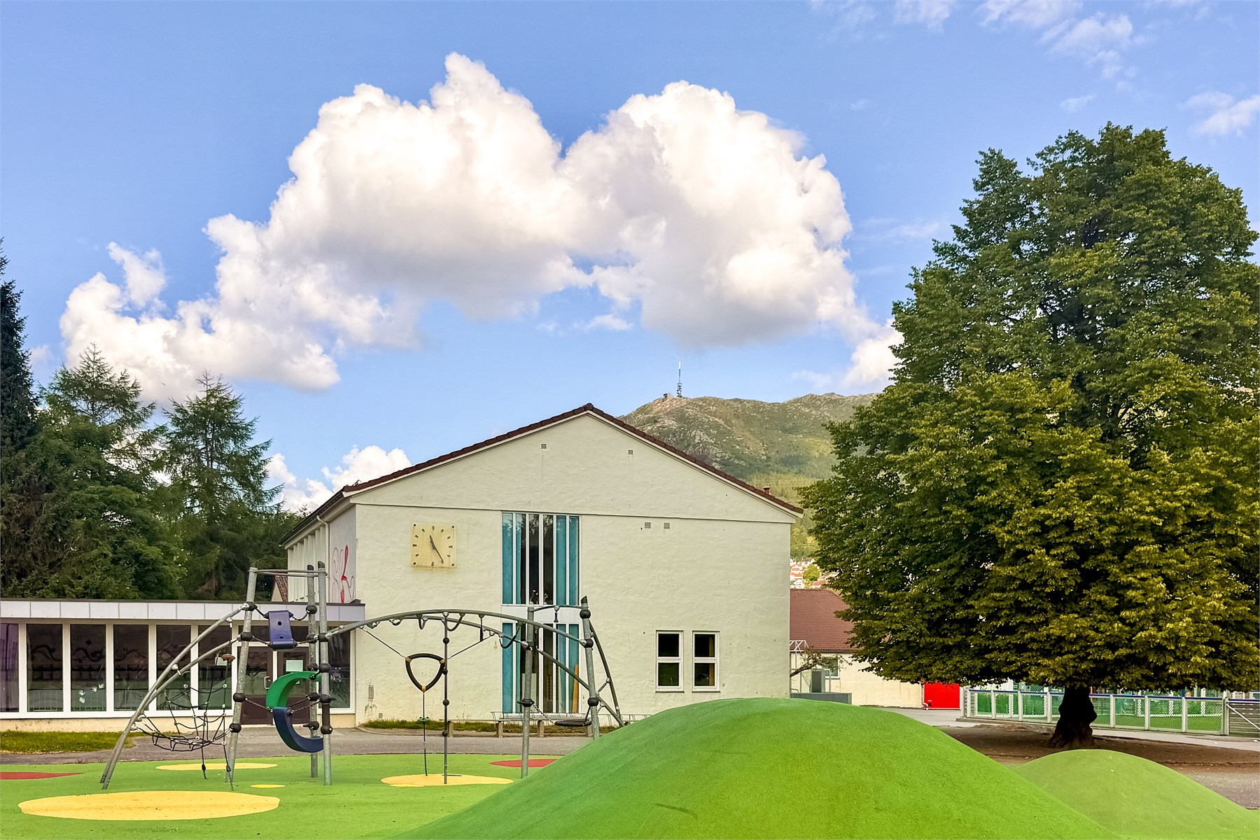 For barnefamilier er beliggenheten spesielt praktisk, med kort vei til flere barnehager og skoler, blant annet  Slettebakken skole, Landås skole og Fridalen skole.