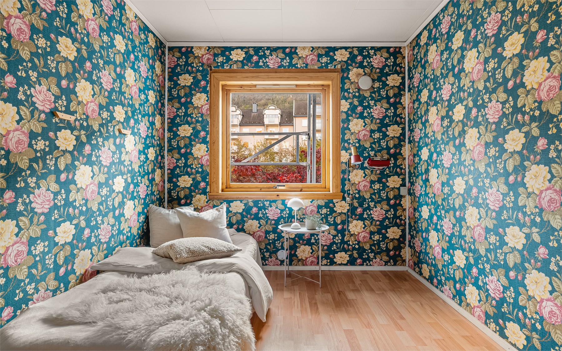 Hovedsoverommet er på 10 m², med innebygde garderobeskap.