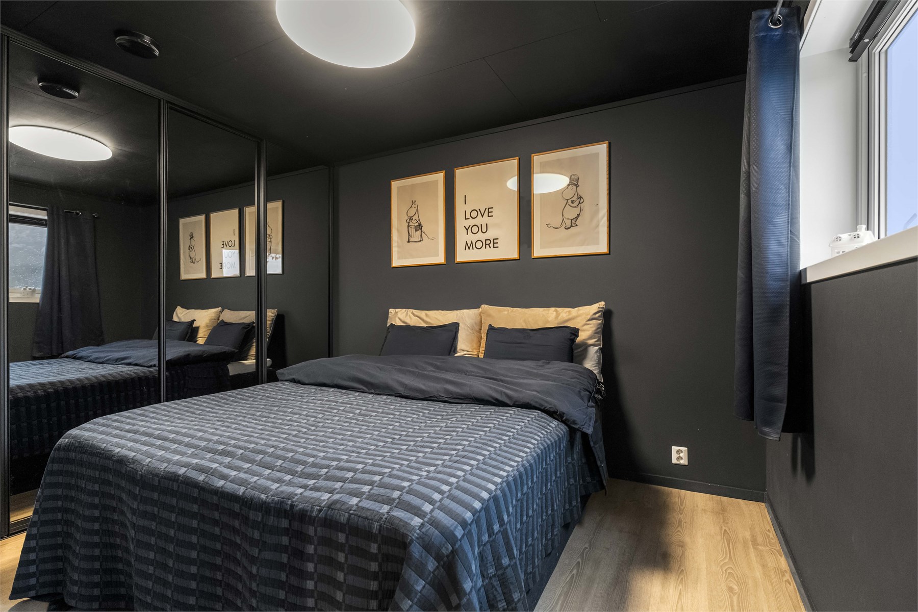- Lekkert hovedsoverom med skyvedørsgarderobe fra Langlo -
