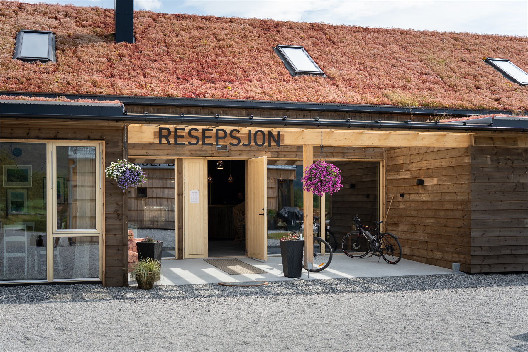 - Du finner også bar og restaurant med en hyggelig atmosfære like ved Jølstraholmen -