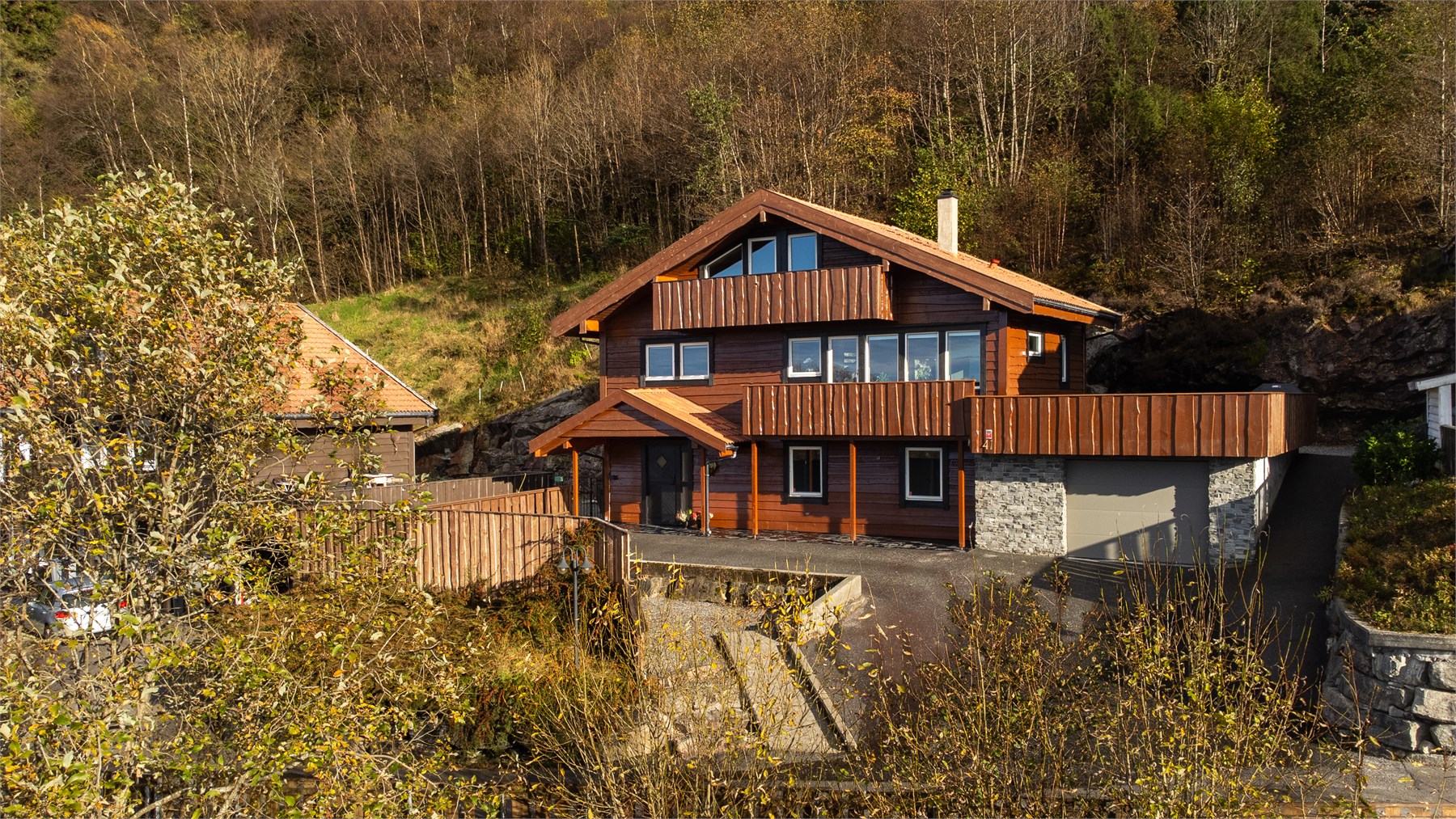 Boligen er oppført i 2004 og byr på en familievennlig planløsning, flere oppholdsrom, gode utearealer og romslig garasje.