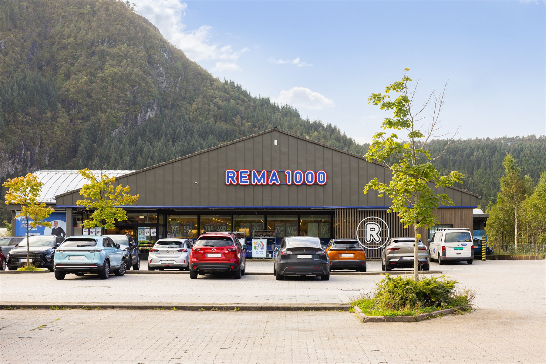 REMA 1000 i Eidsvåg er en stor og velassortert dagligvarebutikk med et bredt utvalg av varer, noe som gjør det enkelt å få unna både små og store handler i hverdagen.