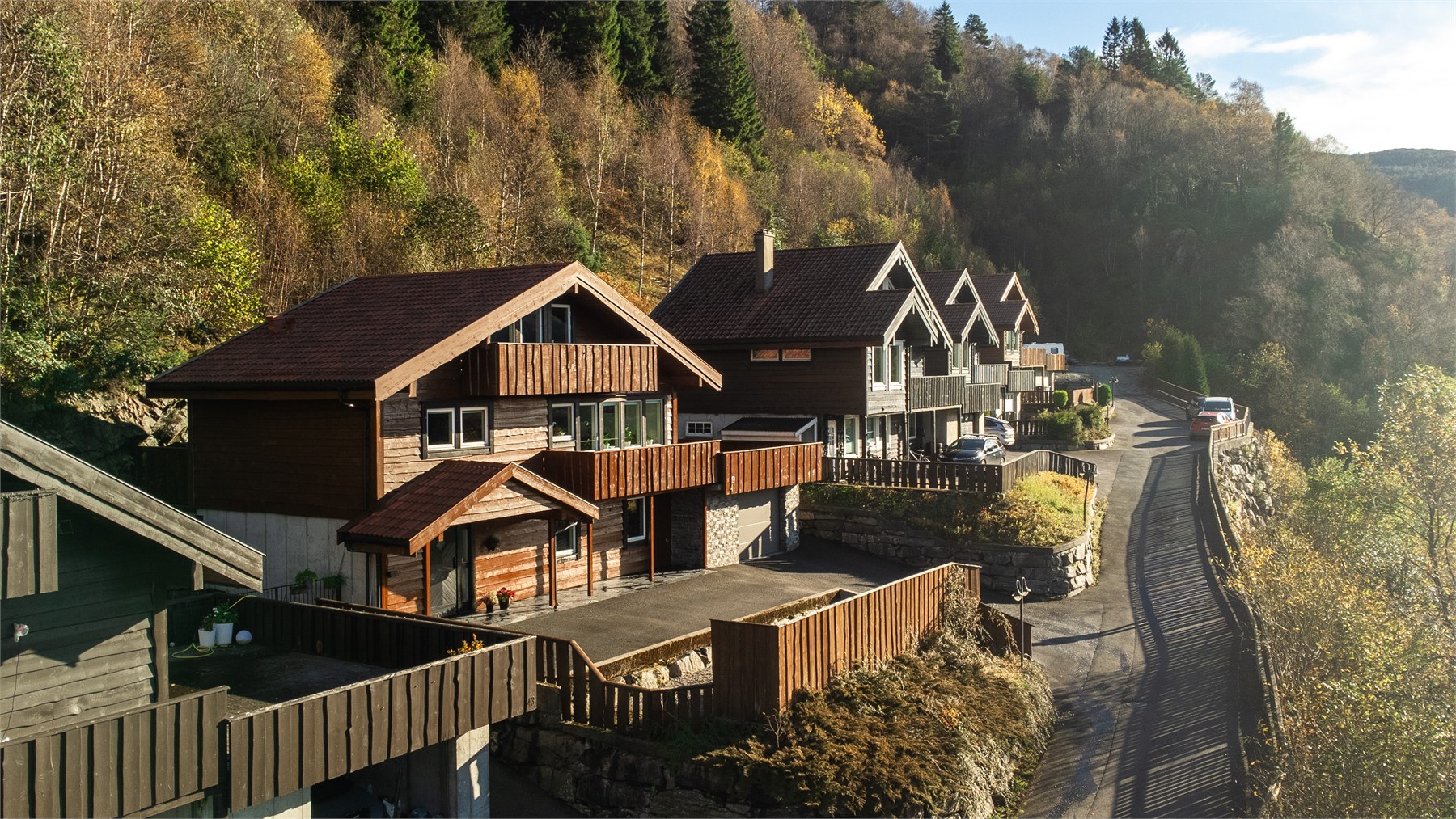 Det ble utført takfornying i 2026, med rengjøring og behandling av eksisterende takstein.