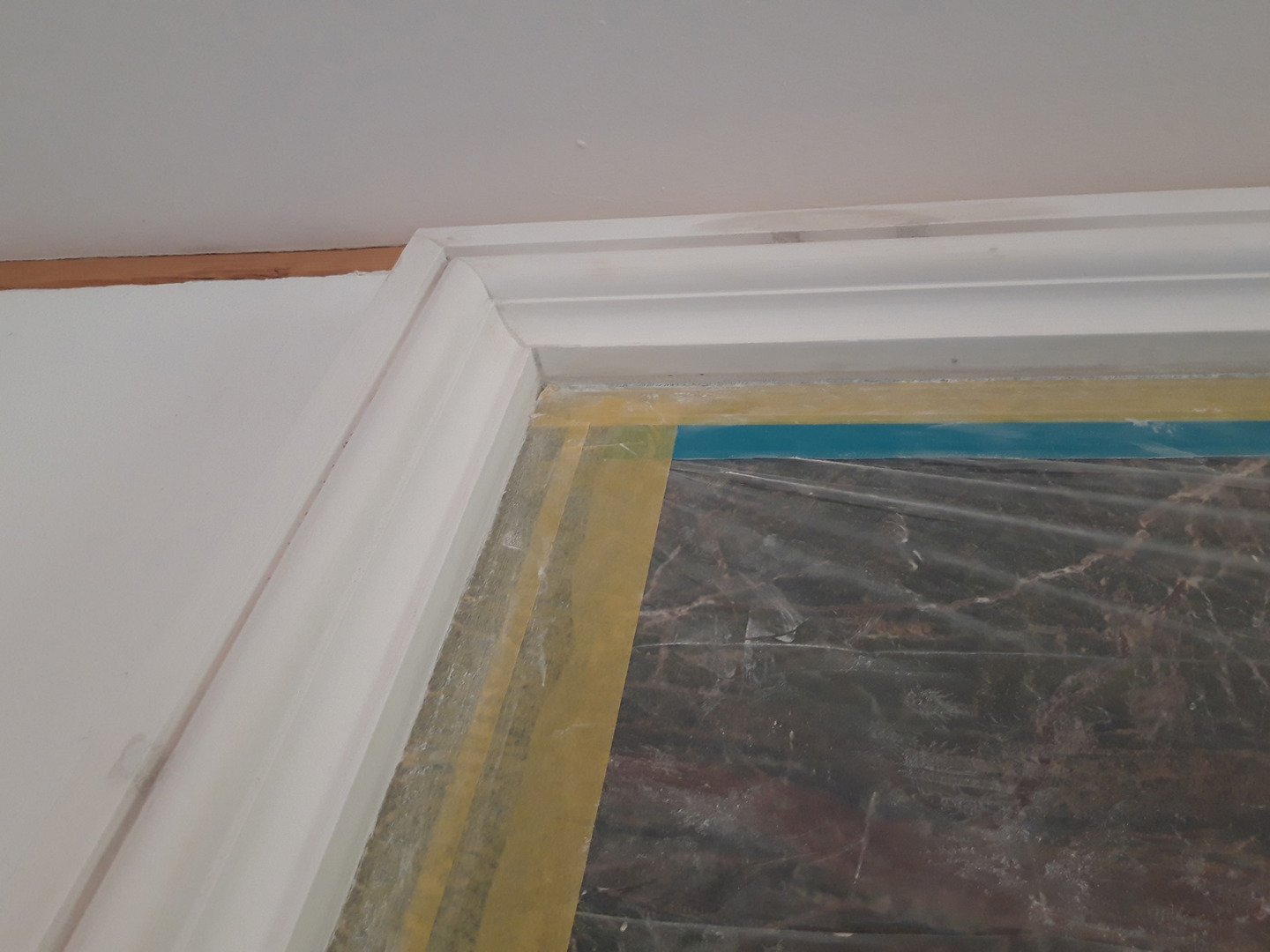 Elegante Stuckleiste (Hohlkehle) im Innenraum als sauberer Übergang zwischen Wand und Decke.