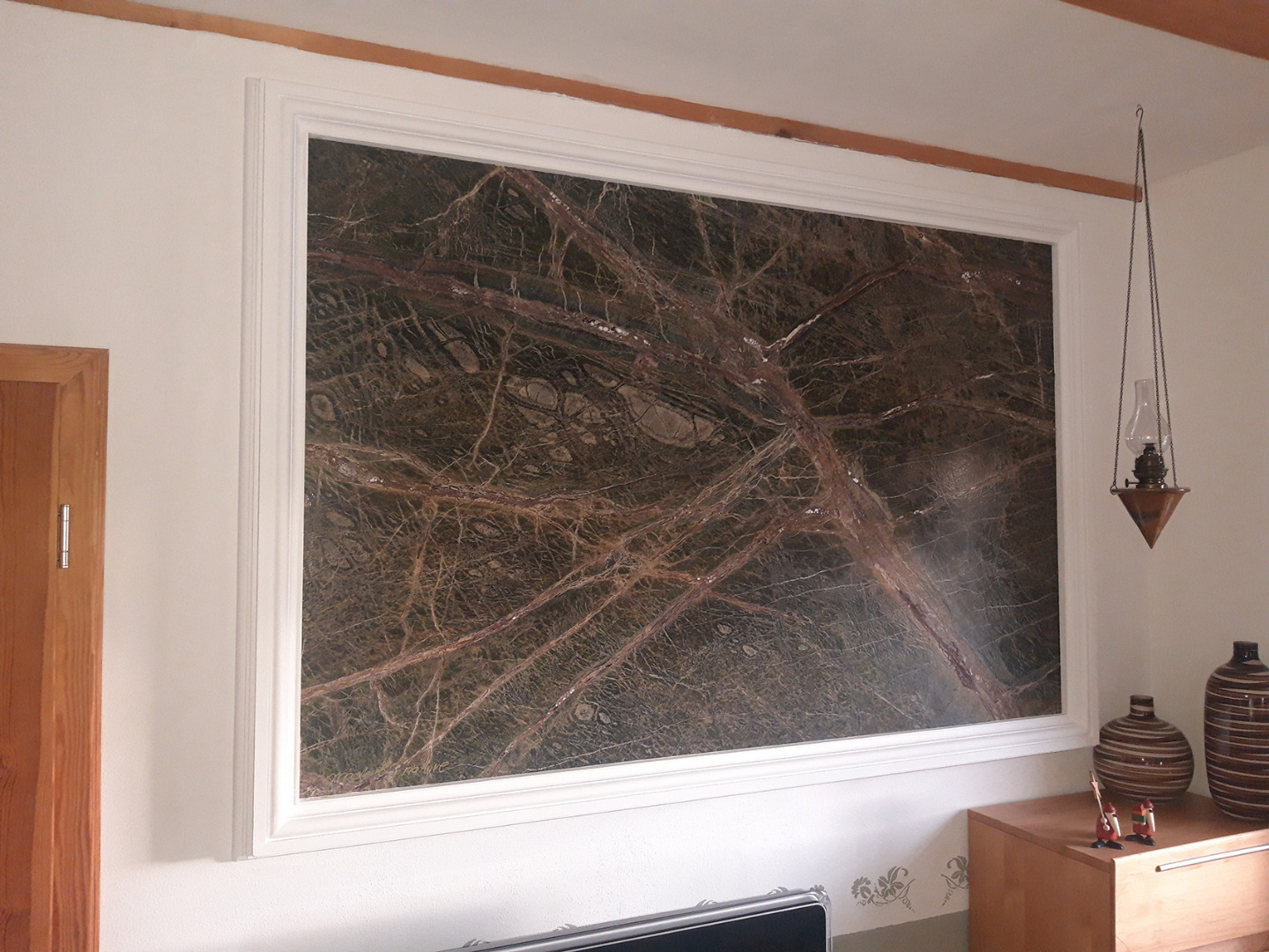 Großer, dekorativer Wandrahmen aus Stuckprofilen zur Veredelung des Wohnraumes.