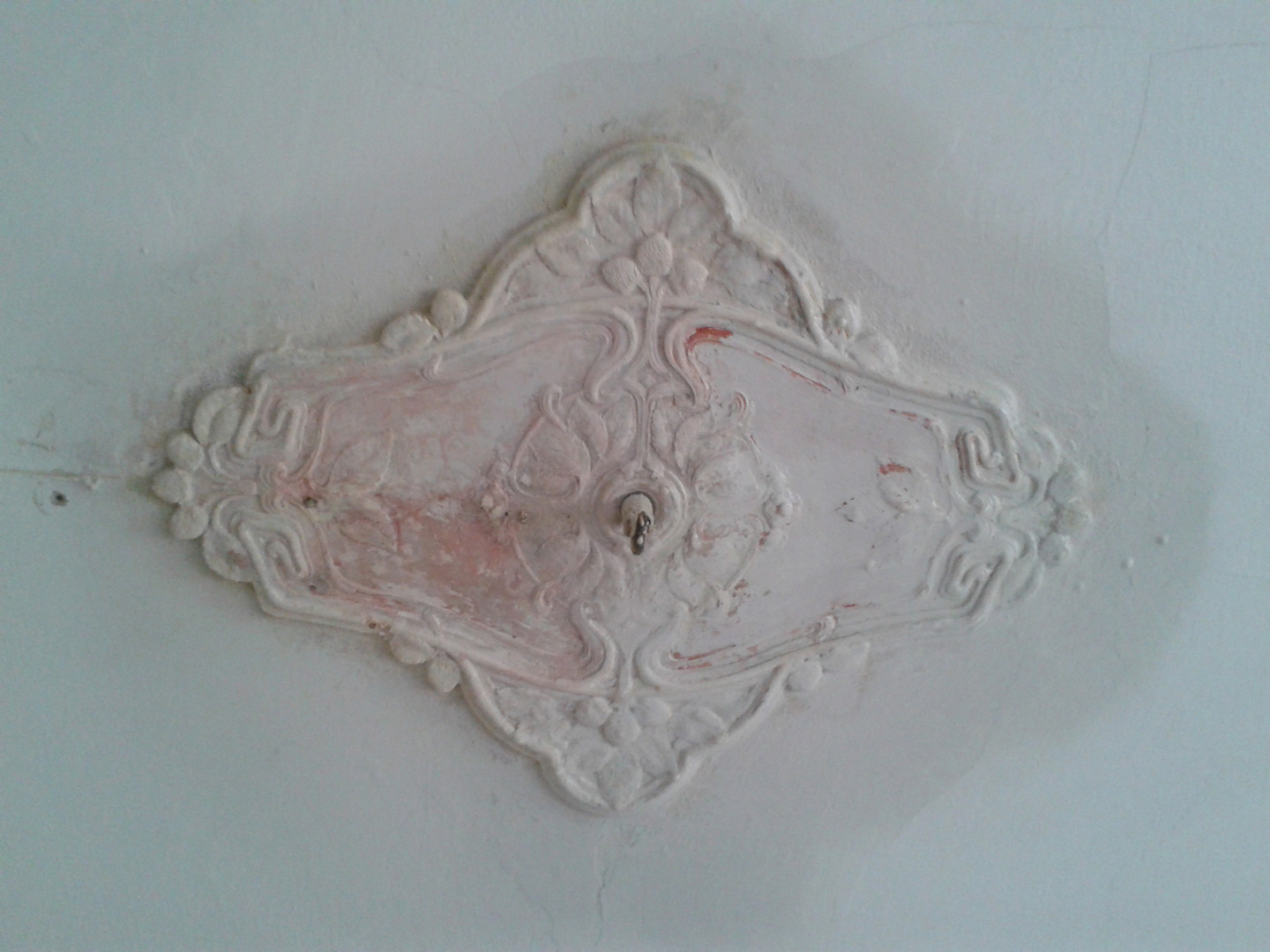 Detailansicht einer restaurierten Stuckrosette an der Decke mit floralen Ornamenten, ausgeführt von Sebastian Lindner GmbH.