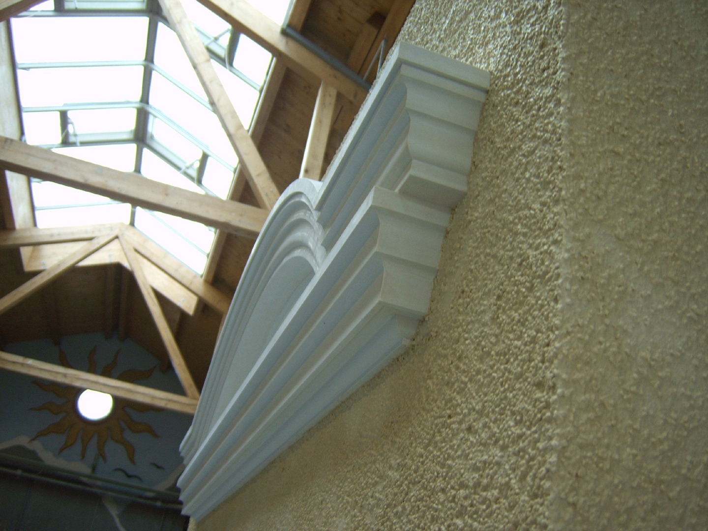 Montage eines massiven Stuckgesimses an der Außenfassade zur optischen Gliederung des Gebäudes.