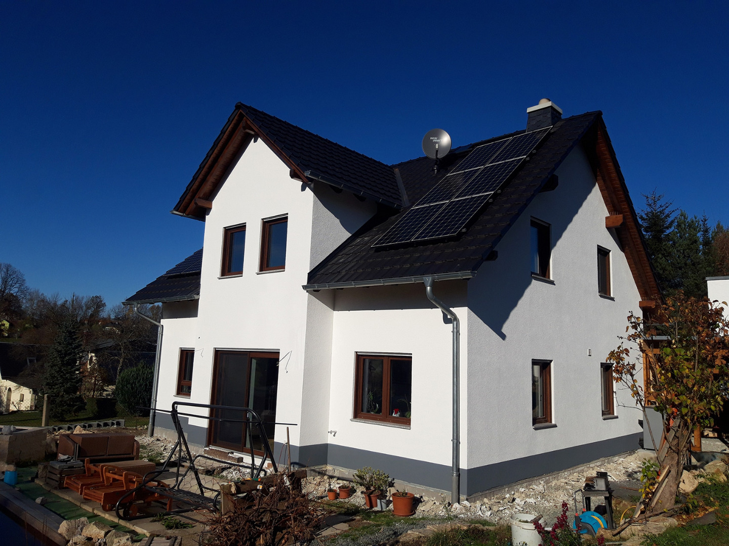 Strahlend weiße Fassade nach Abschluss der Verputzarbeiten. Der Edelputz sorgt für eine moderne Optik und langlebigen Schutz.