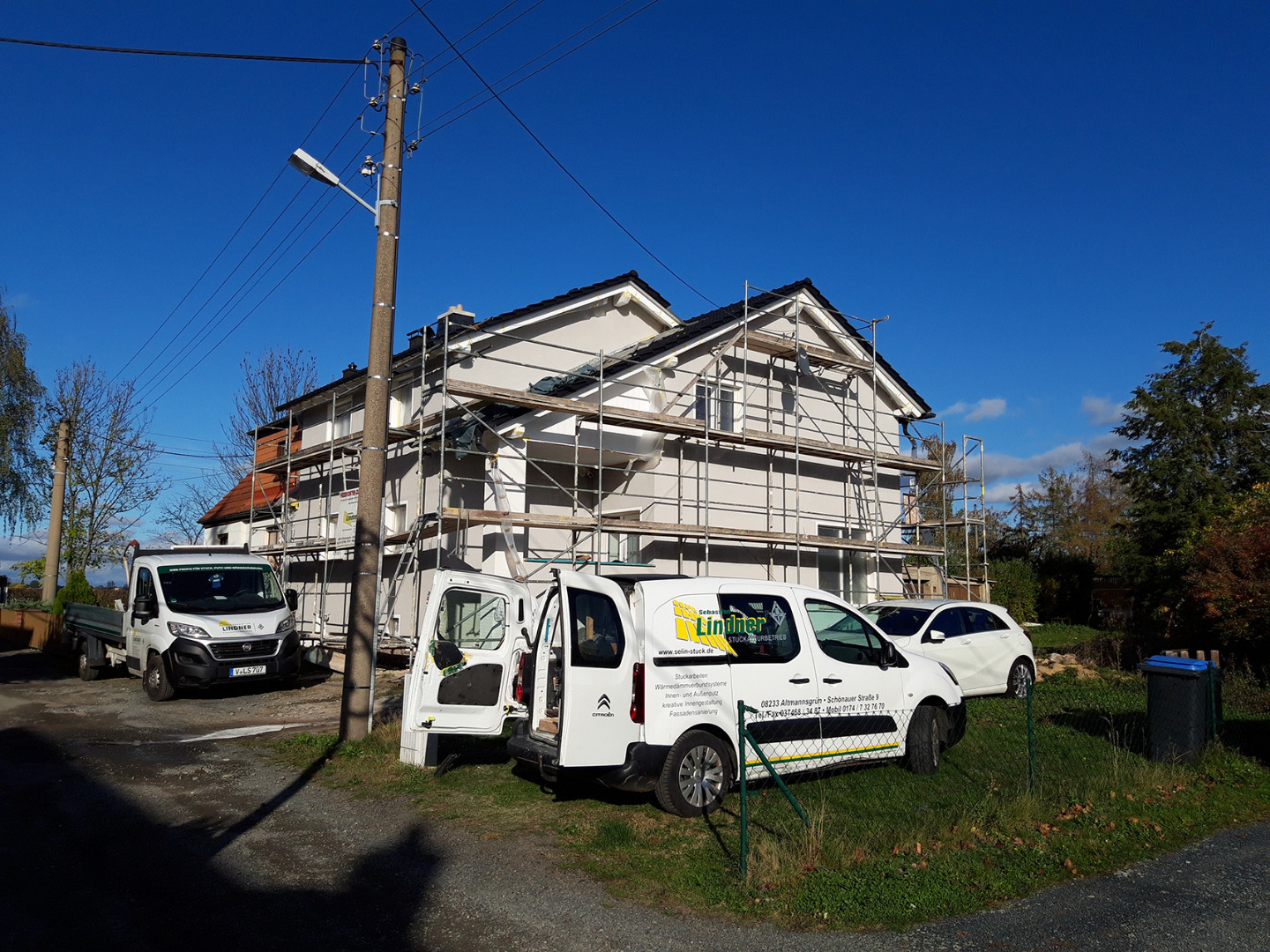 Unser Team im Einsatz: Einrüstung und Außenputzarbeiten an einem großen Wohngebäude durch die Sebastian Lindner GmbH.