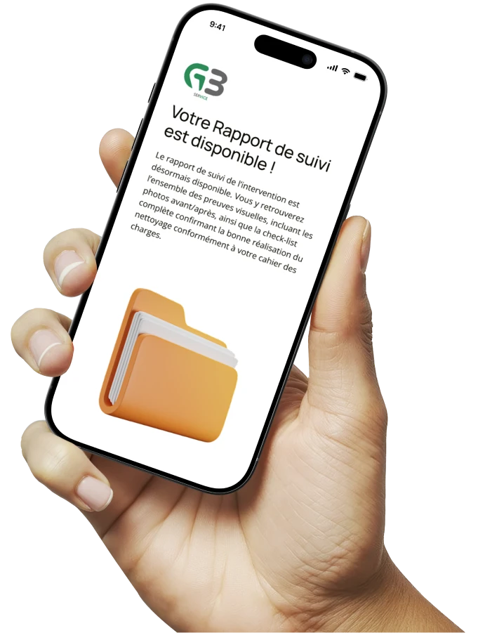 Main tenant un iPhone affichant un message en français indiquant que le rapport de suivi est disponible, avec un dossier orange illustrant le rapport.