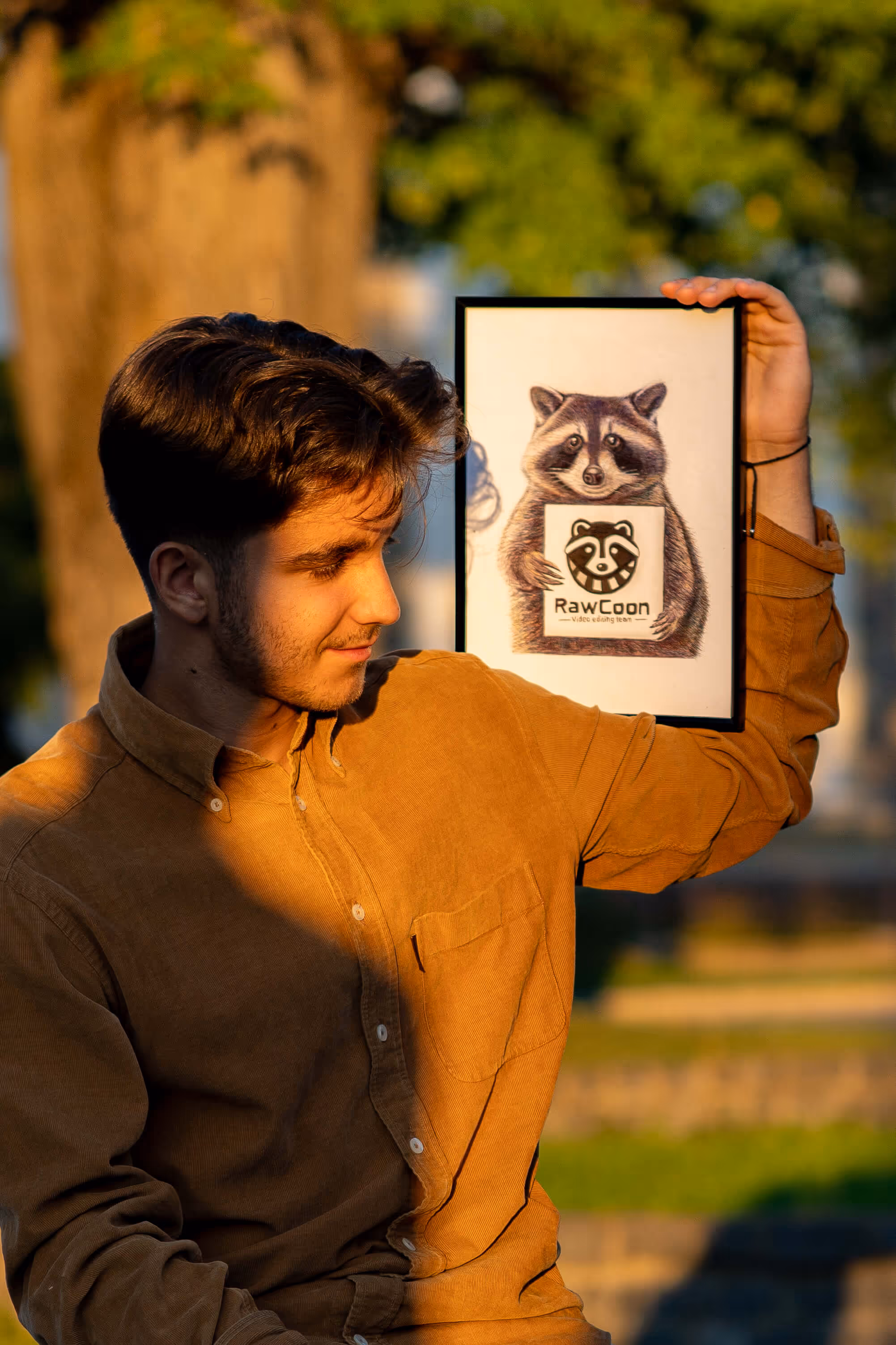A rawcoon egyik tulajdonosa fog egy fotót a logójukról