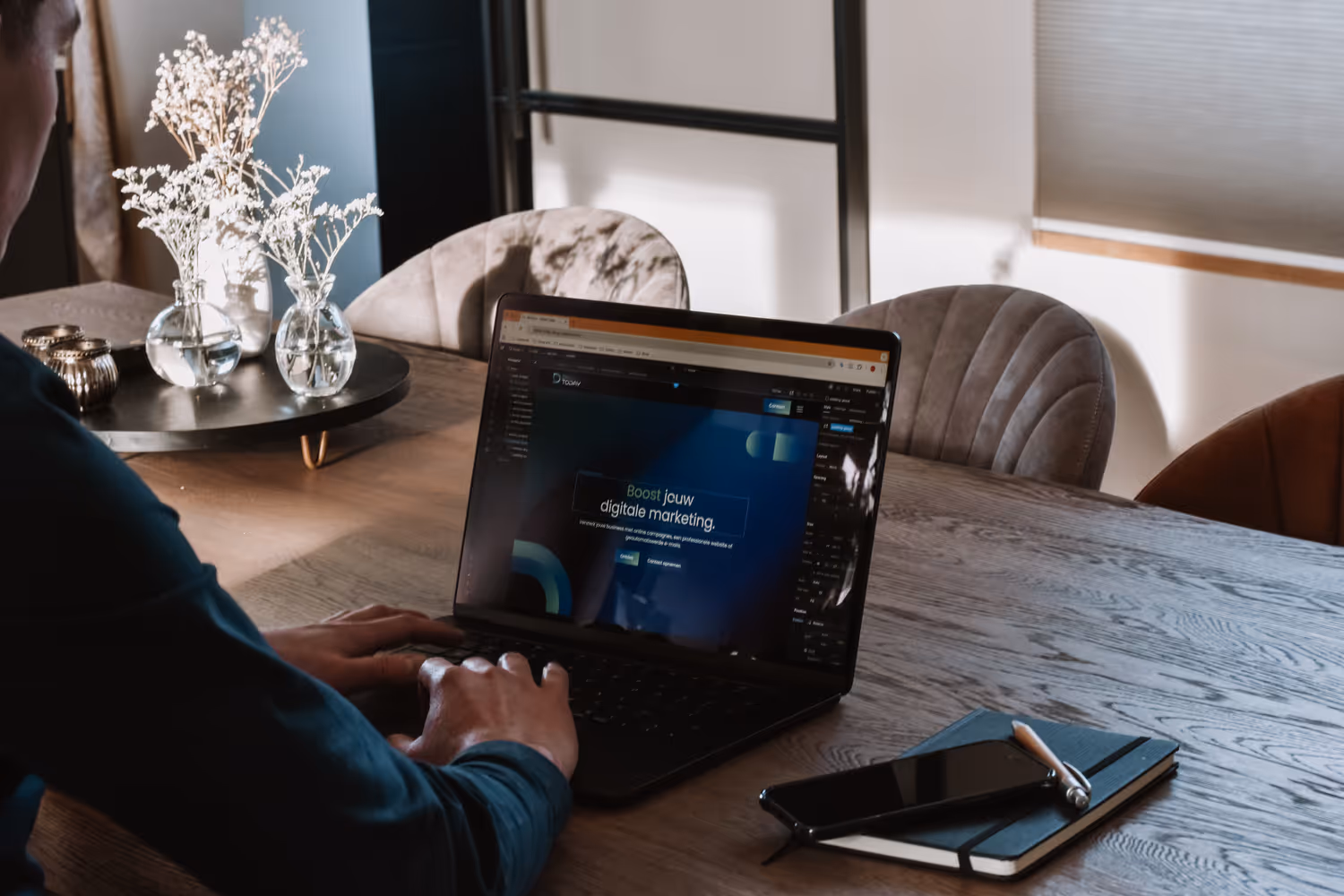 Freelance marketeer werkt op laptop