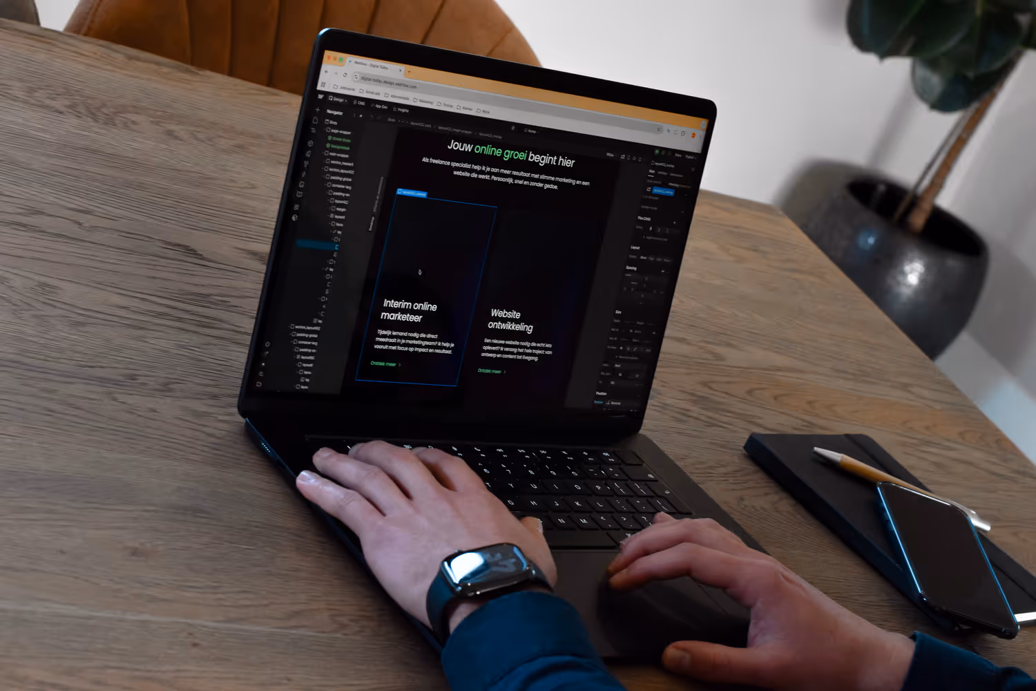 Juul Bongaerts werkt aan een website in Webflow