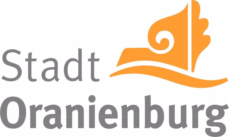 Logo der Stadt Oranienburg mit stilisierter oranger Figur neben dem Schriftzug.