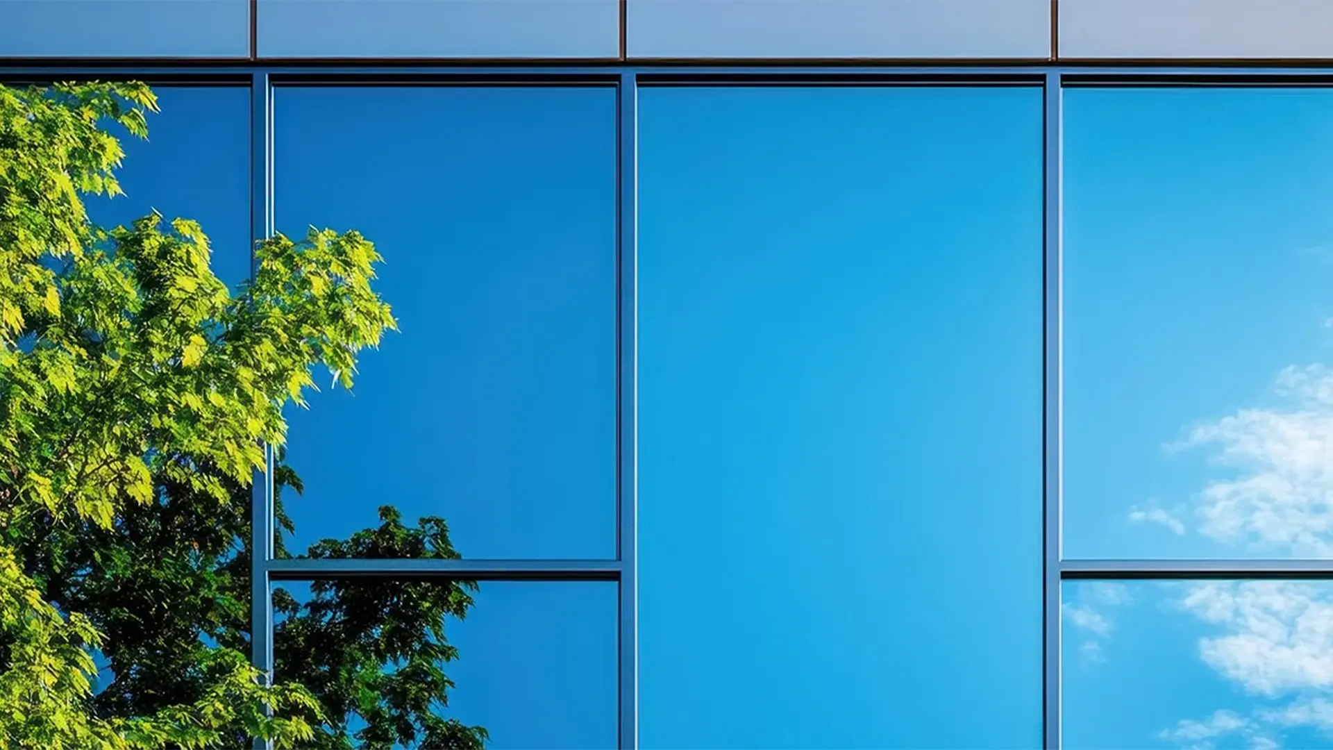 Sonnenschutzfolie an großen Glasfenstern eines modernen Gebäudes