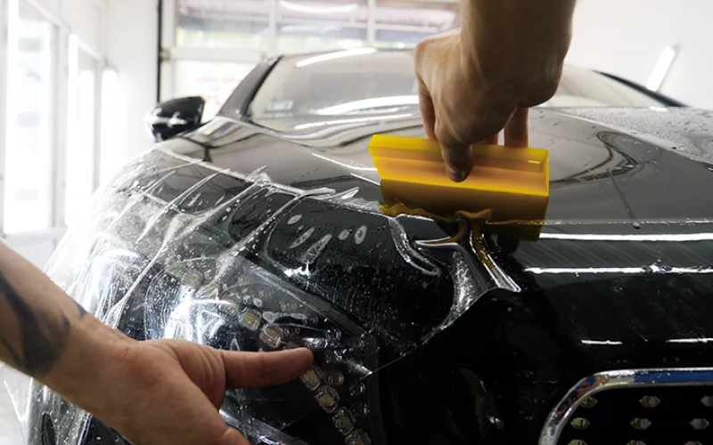 Montage einer Lackschutzfolie auf einem Fahrzeug
