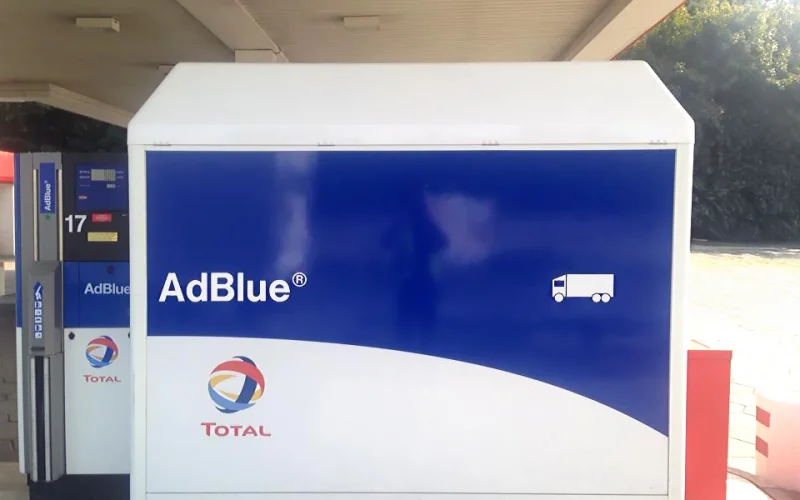 Folienbeschriftung auf einer AdBlue Zapfsäule an einer Tankstelle