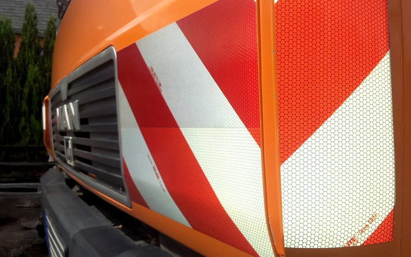 Rot weiße reflektierende Warnfolie auf einem LKW für bessere Sichtbarkeit