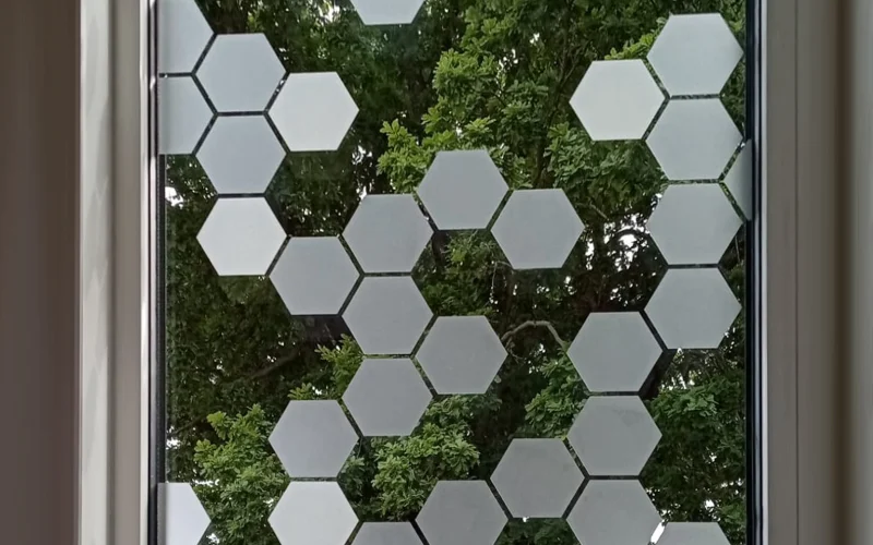 Fenster Dekorfolie mit hexagonalem Wabenmuster als Sichtschutz